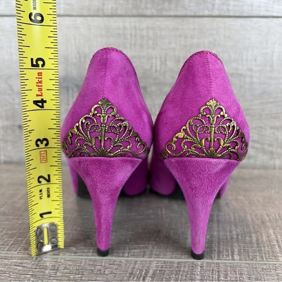 Caressa size 7 N fuschia suede metal filigree accent heels - Picture 15 of 15